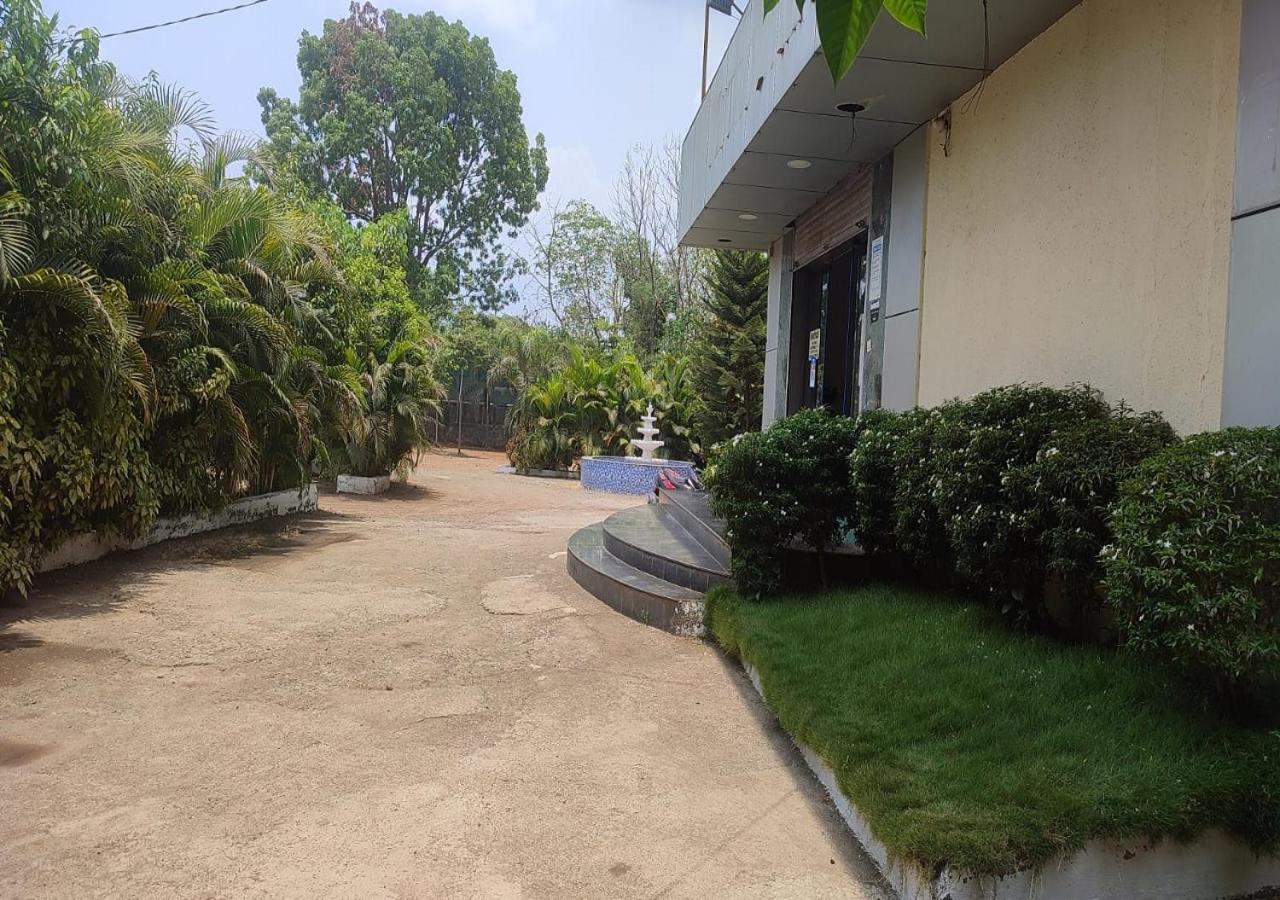 Hotel Metro Palace Resort Karjat Buitenkant foto