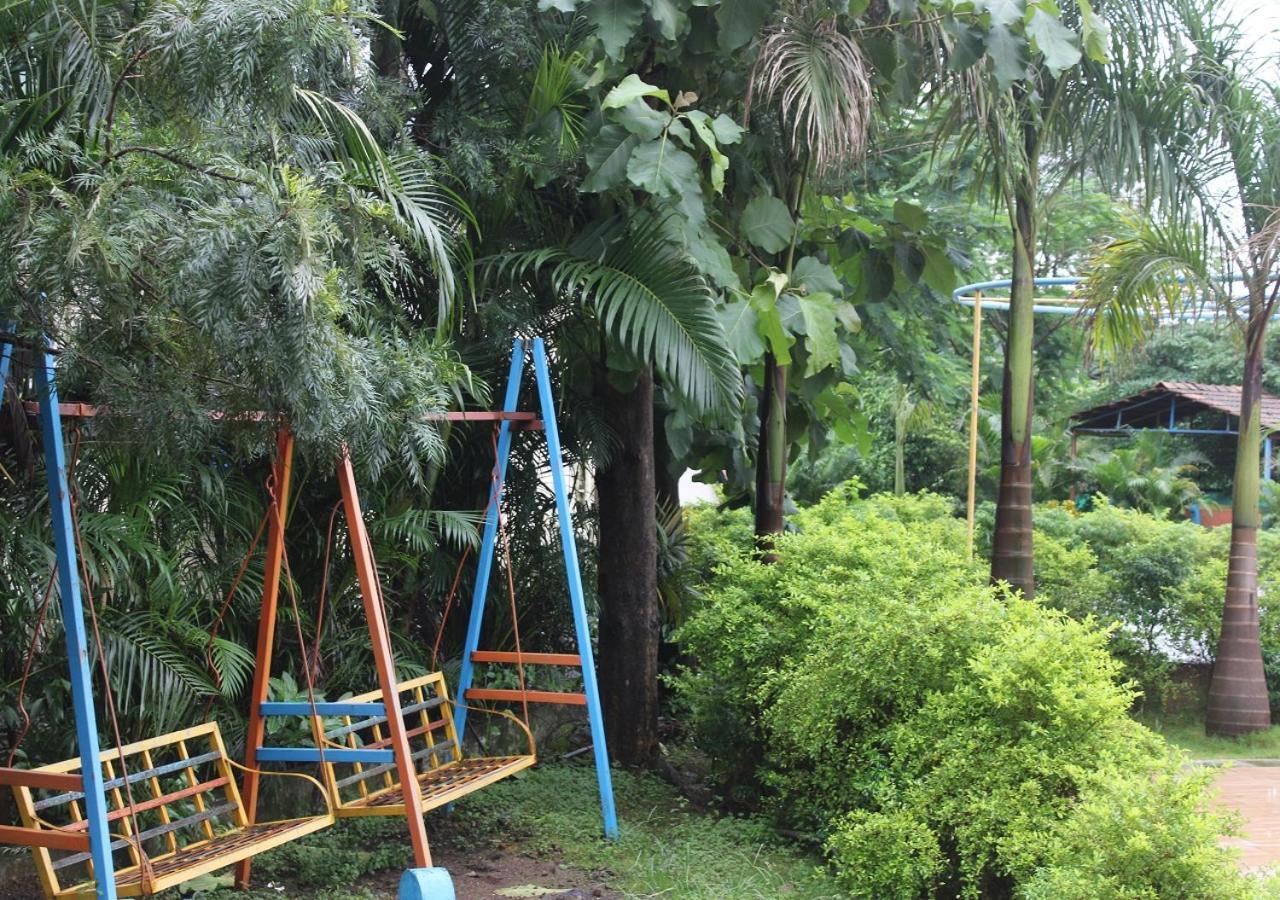 Hotel Metro Palace Resort Karjat Buitenkant foto