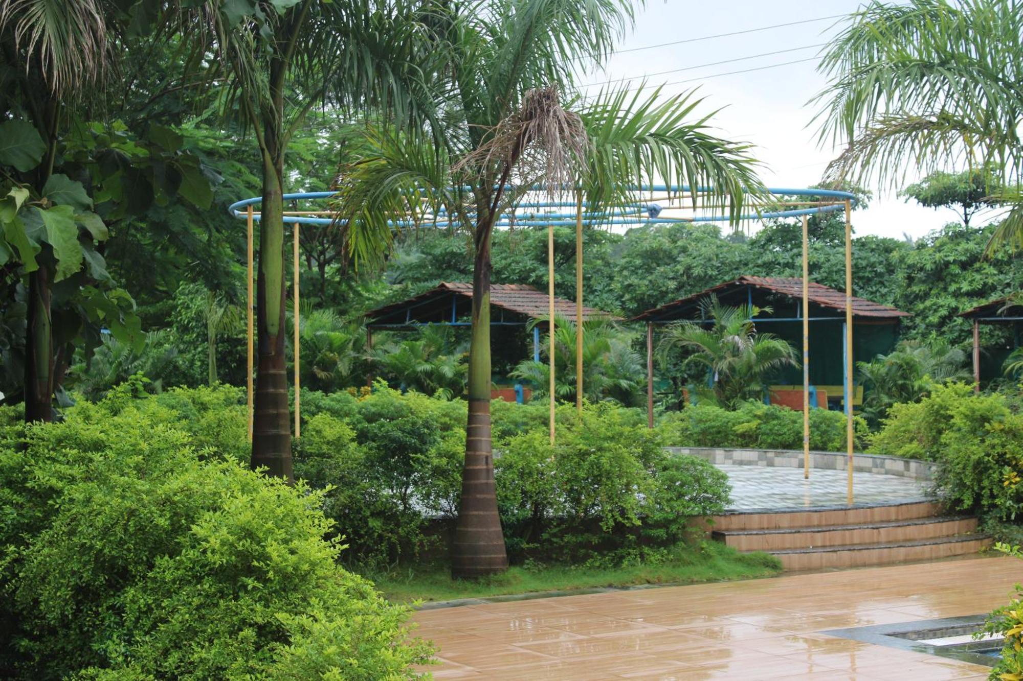 Hotel Metro Palace Resort Karjat Buitenkant foto