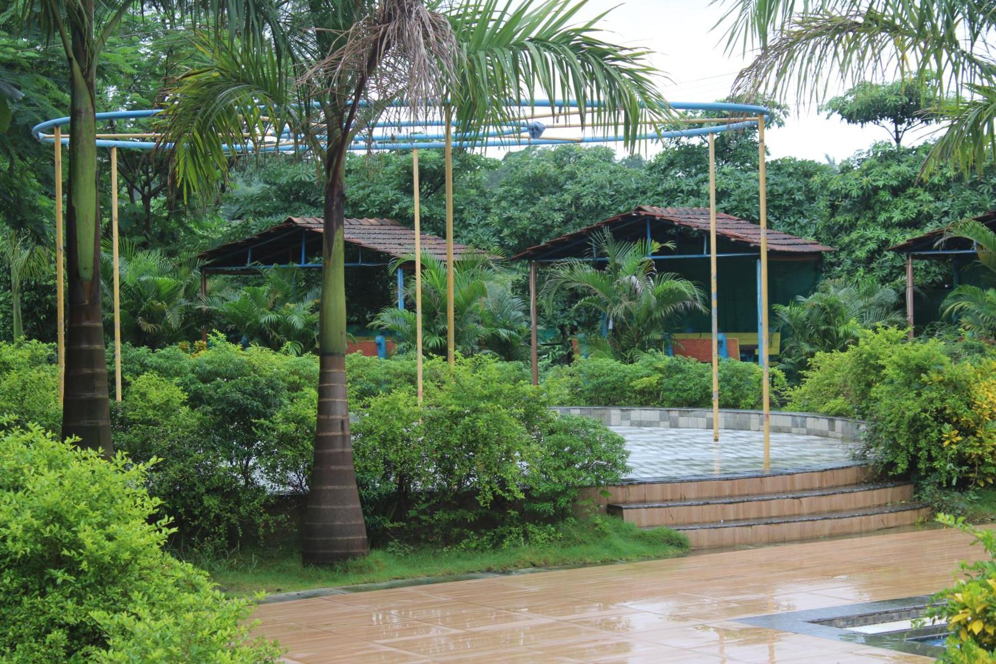 Hotel Metro Palace Resort Karjat Buitenkant foto